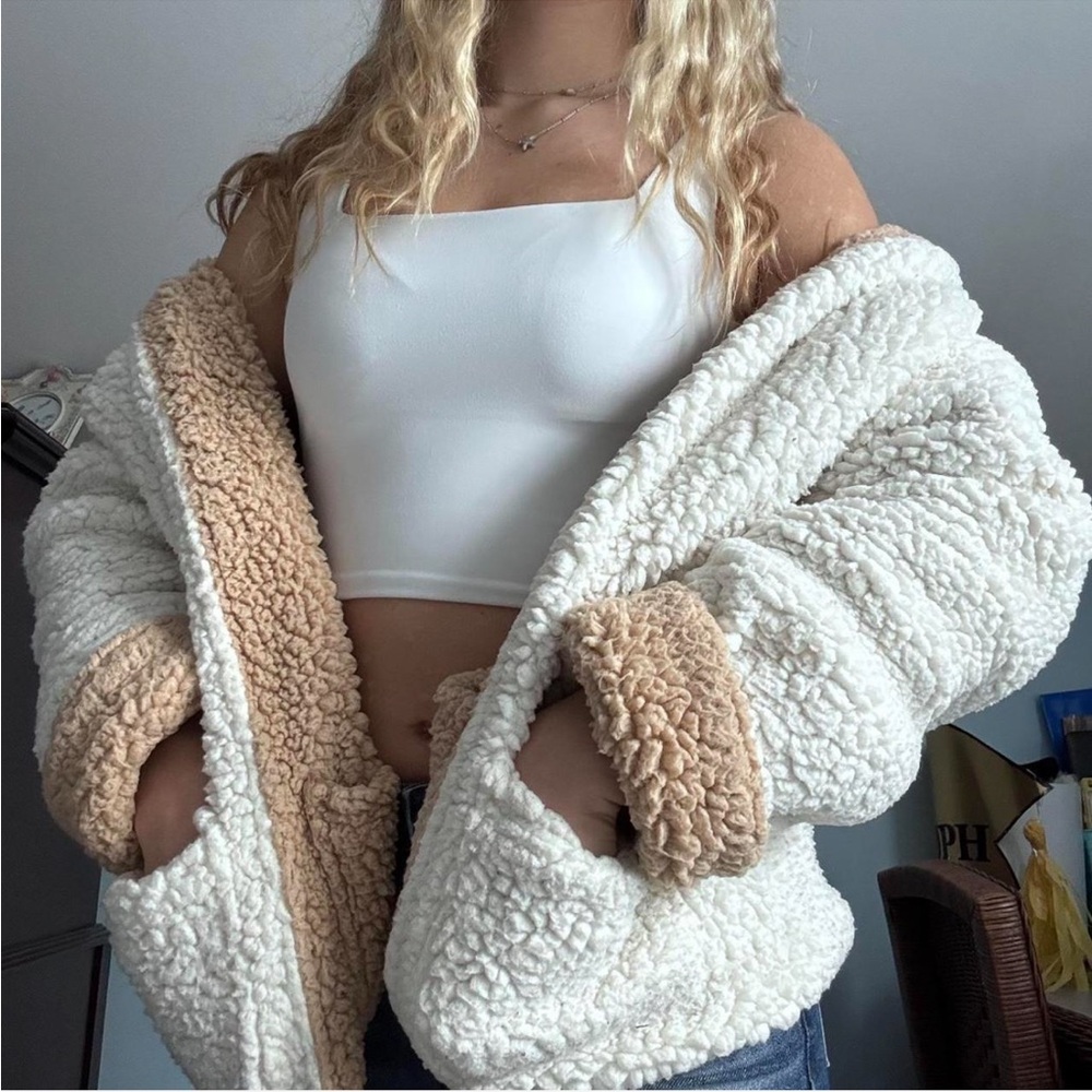 SOLD 🧸Reversible Teddy Sherpa from Tilly’s🤍